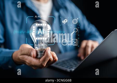 KI-Agenten und digitale Innovation mit Glühbirne. Künstliche Intelligenz, intelligente Ideen, Daten Stockfoto