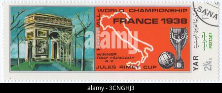 JEMEN - 4. April 1970: 2¼ buqsha mehrfarbige Briefmarke mit Darstellung des Arc de Triomphe de l'Etoile in Paris, Karte von Italien, Cup and Ball, Fußball-Weltmeisterschaft 1938. FIFA-Weltmeisterschaft 1970 in Mexiko. Die FIFA Fussball-Weltmeisterschaft 1938 war die 3. Auflage der Fußball-Weltmeisterschaft, der vierjährigen internationalen Fußballmeisterschaft für Senioren-Nationalmannschaften. Sie fand am 4-19. Juni 1938 in Frankreich statt. Italien verteidigte seinen Titel im Finale und besiegte Ungarn. Die italienischen Teams 1934 und 1938 sind die einzige Nationalmannschaft der Männer, die die Weltmeisterschaft mehrmals unter demselben Trainer, Vittorio Pozzo, gewann Stockfoto