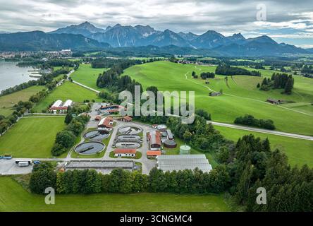 Luftaufnahme einer Abwasseraufbereitungsanlage am Forgensee im östlichen Allgäu, Bayern Stockfoto