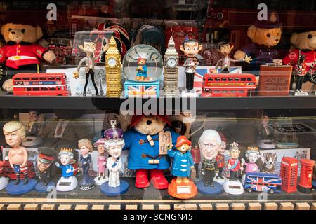 Farbenfrohe Ausstellung von Londoner Souvenirs wie Paddington Bear, Telefondosen, Busse, königliche Figuren und touristische Schmuckstücke in einem Schaufenster. Stockfoto