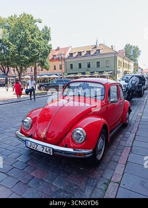 Kaunas, Litauen - 25. 07.2007 2021 - hellroter Volkswagen Käfer 1950 im historischen europäischen Stadtzentrum Stockfoto