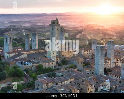 Blick aus der Vogelperspektive auf die mittelalterlichen Türme von San Gimignano bei Sonnenaufgang, Toskana Italien Stockfoto