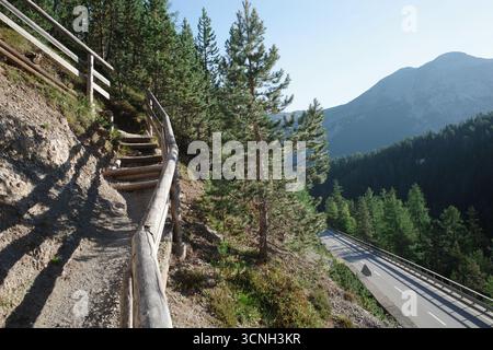 Eine Autobahn in einer bergigen Region mit immergrünen Wäldern. Stockfoto