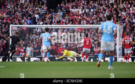 Arsenal-Torhüter David Raya reagiert, als Manchester City Erling Haaland beim Premier League-Spiel im Emirates Stadium in London das erste Tor seiner Mannschaft erzielt. Bilddatum: Sonntag, 21. September 2025. Stockfoto