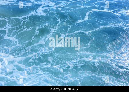 Wunderschönes blaues Meereswasser während eines Sturms Stockfoto