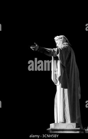 Nahaufnahme der monumentalen Statue von Dante Alighieri auf der Piazza Dante, Neapel. Stockfoto