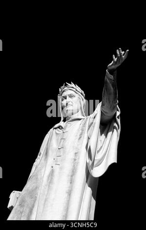 Nahaufnahme der monumentalen Statue von Dante Alighieri auf der Piazza Dante, Neapel. Stockfoto