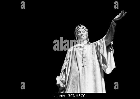 Nahaufnahme der monumentalen Statue von Dante Alighieri auf der Piazza Dante, Neapel. Stockfoto