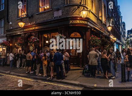 Leute, die vor John Snow Pub, Broadwick Street Soho, London, trinken Stockfoto