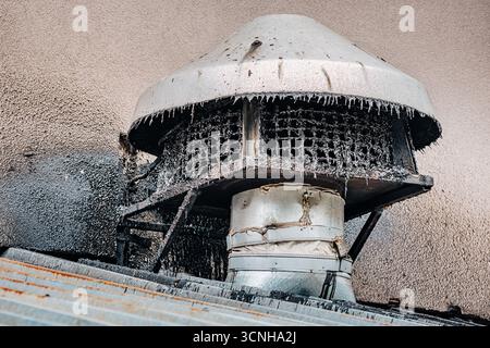 Der Absauggebläse ist mit Schmutz und Fett bedeckt und erfordert eine dringende Wartung, was auf schlechte Reinigung und eine potenzielle Brandgefahr hinweist Stockfoto