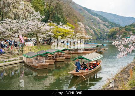 Traditionelle Yakatabune-Boote auf dem Katsura-Fluss in der Nähe der Togetsukyo-Brücke in Arashiyama. Kyoto, Japan. Stockfoto