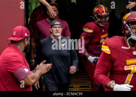 Landover, Usa. September 2025. Dan Quinn, Cheftrainer der Washington Commanders, kommt am Sonntag, den 21. September 2025, im Northwest Stadium in Landover, Maryland, zu einem Spiel gegen die Las Vegas Raiders. Foto: Bonnie Cash/UPI Credit: UPI/Alamy Live News Stockfoto