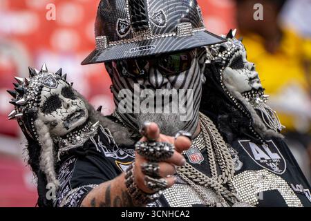 Landover, Usa. September 2025. Ein Fan der Las Vegas Raiders sieht vor einem Spiel gegen die Washington Commanders im Northwest Stadium in Landover, Maryland am Sonntag, den 21. September 2025. Foto: Bonnie Cash/UPI Credit: UPI/Alamy Live News Stockfoto