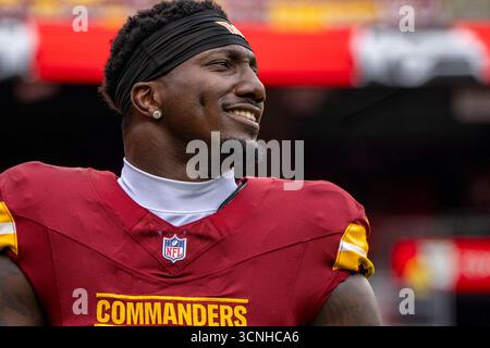 Landover, Usa. September 2025. Washington Commanders Wide Receiver Deebo Samuel Sr., (1) blickt während eines warm-Up vor einem Spiel gegen die Las Vegas Raiders im Northwest Stadium in Landover, Maryland am Sonntag, den 21. September 2025. Foto: Bonnie Cash/UPI Credit: UPI/Alamy Live News Stockfoto
