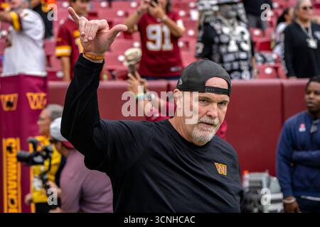 Landover, Usa. September 2025. Dan Quinn, Cheftrainer der Washington Commanders, kommt am Sonntag, den 21. September 2025, im Northwest Stadium in Landover, Maryland, zu einem Spiel gegen die Las Vegas Raiders. Foto: Bonnie Cash/UPI Credit: UPI/Alamy Live News Stockfoto