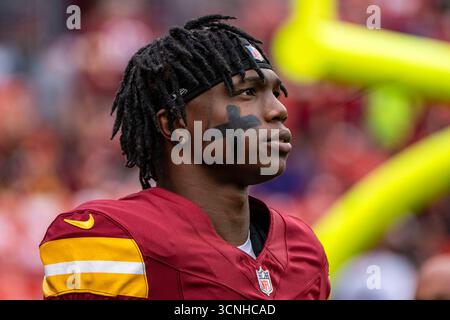 Landover, Usa. September 2025. Washington Commanders Running Back Jacoby Croskey-Merritt (22) blickt auf ein Spiel gegen die Las Vegas Raiders im Northwest Stadium in Landover, Maryland am Sonntag, den 21. September 2025. Foto: Bonnie Cash/UPI Credit: UPI/Alamy Live News Stockfoto