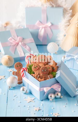 Leckere Weihnachts-Lebkuchen als Snack im Weihnachtsgeschenk. Gemütliche Winterkomposition mit Leckereien. Stockfoto