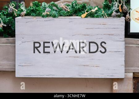Geschäfts- und Risiko- oder Vergütungskonzept. Kopierbereich. BELOHNUNGEN stehen auf Einem leeren Holzschild. Stockfoto