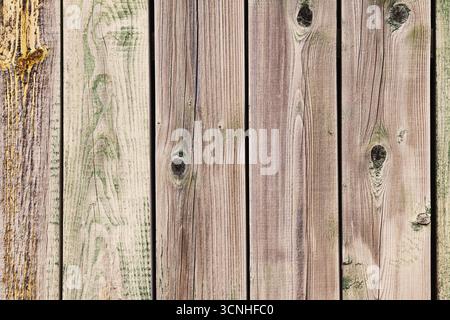 Nahaufnahme von alten Holzdielen, die Anzeichen von Witterung und Verschleiß zeigen und einen rustikalen und strukturierten Hintergrund schaffen Stockfoto