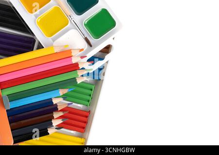 Farbige Bleistifte, Aquarellfarben und Plastilin-Ansicht von oben auf weißem Hintergrund Stockfoto