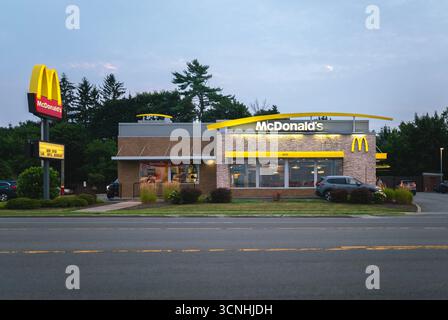 New Hartford, NY - 6. August 2025: McDonald's Restaurant, das 1940 gegründet wurde, ist eine der größten Fast-Food-Ketten der Welt Stockfoto