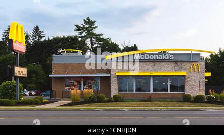 New Hartford, NY - 6. August 2025: Close-up-Abendansicht des McDonald's Restaurants, das 1940 gegründet wurde, ist eine der größten Fast-Food-Ketten der Welt Stockfoto