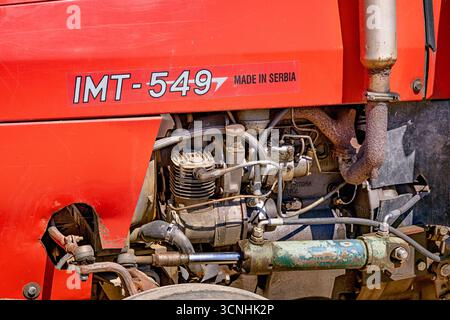 9. August 2025, Kopaonik, Serbien: Rote Traktormotoren mit IMT 549 und mechanischen Komponenten Stockfoto