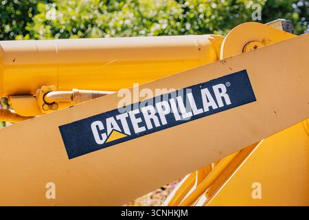 9. August 2025, Kopaonik, Serbien: Gelbe schwere Maschinen mit dem Logo der Marke Caterpillar für den Industriebau Stockfoto