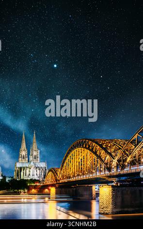 Nachtansicht Des Kölner Doms Und Der Hohenzollernbrücke, Deutschland. Europa. Stockfoto