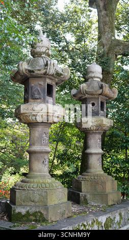 Orientalische japanische Pagode-Ornament. Steinpagode im Garten eines Tempels in Kyoto, Japan Stockfoto
