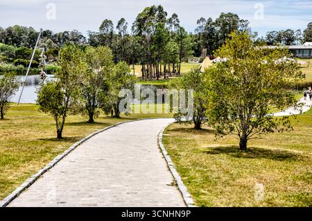 Außenfassaden und großformatige abstrakte Skulpturen auf dem Gelände des Skulpturenparks von Fundación Pablo Atchugarry. Stockfoto