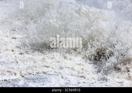 Kräftiges Wasser für einen spektakulären Spritzer im hellen Sonnenlicht. Vollbildansicht im Großformat. Stockfoto