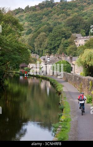 Towpath, die Textilmühle Hebden Bridge am Rochdale Canal, Upper Calder Valley, South Pennines, Halifax, West Yorkshire, England Stockfoto