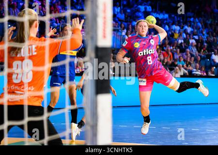 Krefeld, Deutschland. September 2025. Handball, Frauen: Internationales Spiel, Deutschland - Niederlande. Torhüterin Yara ten holte (Niederlande) trifft auf Nina Engel (Deutschland) während ihres Werfs. Quelle: Marco Wolf/dpa/Alamy Live News Stockfoto