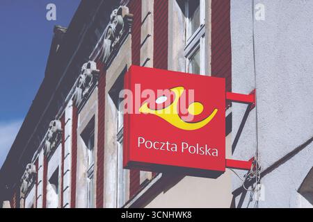 Das Logo der polnischen Post („Poczta Polska“) auf einem Straßenschild. Stockfoto