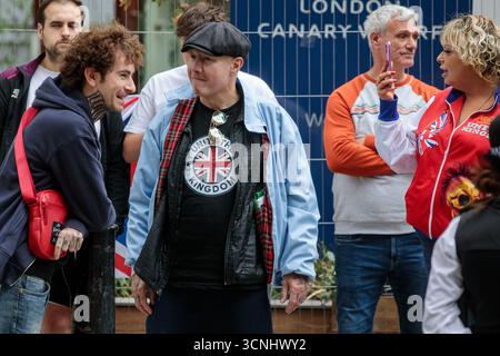 London, Großbritannien. September 2025. Gegen Migranten gerichtete Demonstranten versammeln sich gegenüber dem Britannia Hotel an der Canary Wharf. Das Britannia Hotel wurde zum Zentrum für Proteste von Gruppen, die Asylbewerber unterstützen und sich dagegen stellen, nachdem das Innenministerium im Juli damit begonnen hatte, es als Unterkunft für Asylbewerber umzuwidmen. Quelle: Mark Kerrison/Alamy Live News Stockfoto