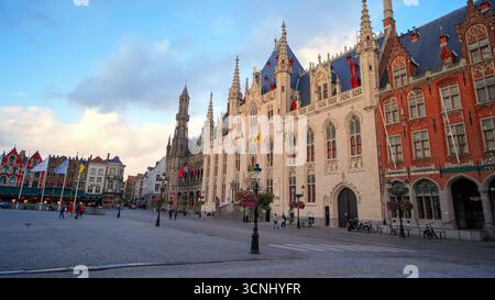 BRÜGGE, BELGIEN - 15. SEPTEMBER 2025 - Burgplatz mit dem historischen Rathaus von Brügge und der traditionellen flämischen Architektur Stockfoto