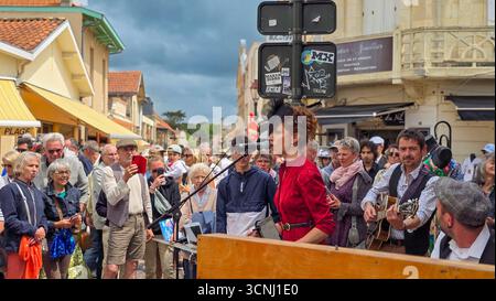 Aufführung des Trio Swing 276 beim jährlichen Festival Belle Epoque Soulac 1900. Juni 2025. Soulac-sur-Mer, Aquitaine, Frankreich. Stockfoto
