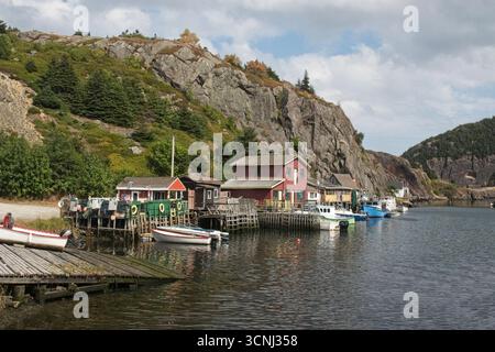 Quidi Vidi Harbour, St. John's, Neufundland, Kanada, bietet ein bezauberndes Küstendorf mit farbenfrohen Booten, die von rustikalen Gebäuden entlang des Wassers angedockt werden Stockfoto