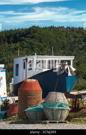 Fischerboot mit Hummerfallen am Boden im York Harbor, Neufundland Stockfoto