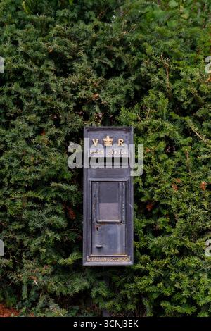 Ein Briefkasten aus viktorianischer Zeit, schwarz lackiert, in Felixstowe, Suffolk, Großbritannien Stockfoto