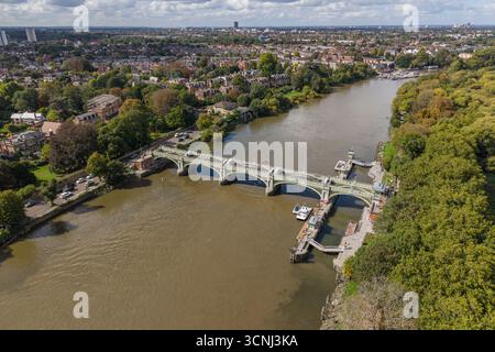 Luftaufnahme der Themse bei Richmond Lock and Weir, Richmond upon Thames, London, Großbritannien. Stockfoto