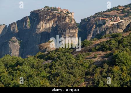 Klöster und felsige Landschaft in Meteora, Griechenland Stockfoto
