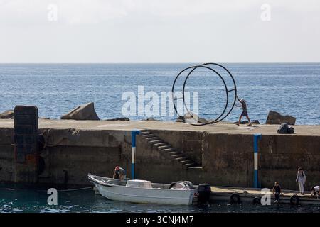 Tankfahrzeug, das sich auf die Aufnahme von Fisch aus Trawler vorbereitet. Riviera Brava Harbour, Madeira Island, Portugal, Nordatlantik Stockfoto