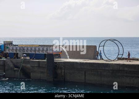 Tankfahrzeug, das sich auf die Aufnahme von Fisch aus Trawler vorbereitet. Riviera Brava Harbour, Madeira Island, Portugal, Nordatlantik Stockfoto
