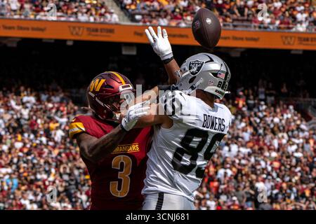 Landover, Usa. September 2025. Washington Commanders Safety will Harris blockiert Las Vegas Raiders Tight End Brock Bowers im ersten Viertel eines Spiels im Northwest Stadium in Landover, Maryland, am Sonntag, den 21. September 2025. Foto: Bonnie Cash/UPI Credit: UPI/Alamy Live News Stockfoto
