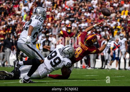 Landover, Usa. September 2025. Washington Commanders Quarterback Marcus Mariota (8) fummelt am Sonntag, den 21. September 2025, im Northwest Stadium in Landover, Maryland, im ersten Viertel eines Spiels gegen die Las Vegas Raiders. Der Ball wurde von Las Vegas wiedergewonnen. Foto: Bonnie Cash/UPI Credit: UPI/Alamy Live News Stockfoto
