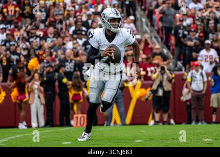 Landover, Usa. September 2025. Las Vegas Raiders Quarterback Geno Smith (7) sucht einen offenen Spieler, der am Sonntag, den 21. September 2025, im Northwest Stadium in Landover, Maryland, im zweiten Viertel eines Spiels gegen die Washington Commanders bestehen kann. Foto: Bonnie Cash/UPI Credit: UPI/Alamy Live News Stockfoto