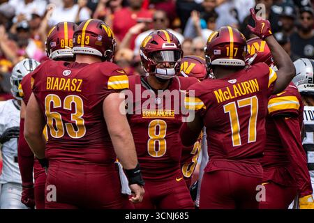 Landover, Usa. September 2025. Washington Commanders Quarterback Marcus Mariota (8) feiert nach einem Touchdown im ersten Viertel eines Spiels gegen die Las Vegas Raiders im Northwest Stadium in Landover, Maryland am Sonntag, den 21. September 2025. Foto: Bonnie Cash/UPI Credit: UPI/Alamy Live News Stockfoto