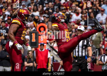 Landover, Usa. September 2025. Washington Commanders Defensive End Durance Armstrong (92) feiert nach einem Sack während des ersten Viertels eines Spiels gegen die Las Vegas Raiders im Northwest Stadium in Landover, Maryland am Sonntag, den 21. September 2025. Foto: Bonnie Cash/UPI Credit: UPI/Alamy Live News Stockfoto